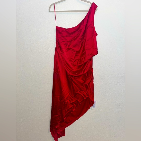 ASOS DESIGN satin one shoulder drape midi dress in red - Picture 3 of 6
